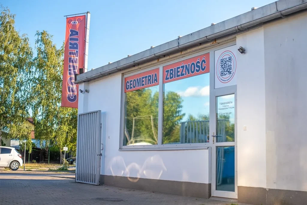 Wejście do 3.2.1. Geometria samochodowa przy Parowcowej 6 w Warszawie