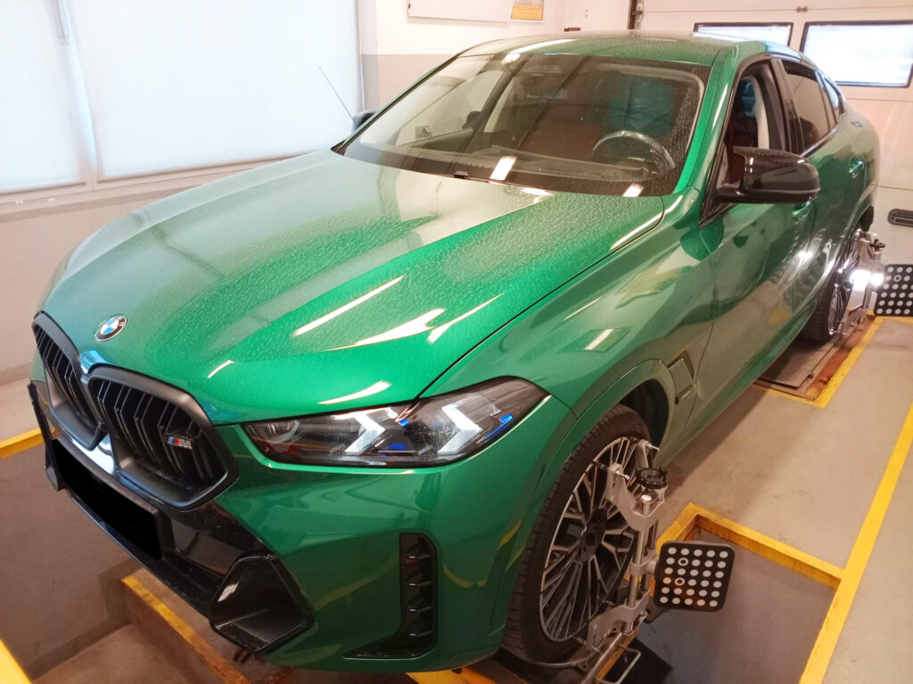 BMW na stanowisku do pomiaru geometrii kół