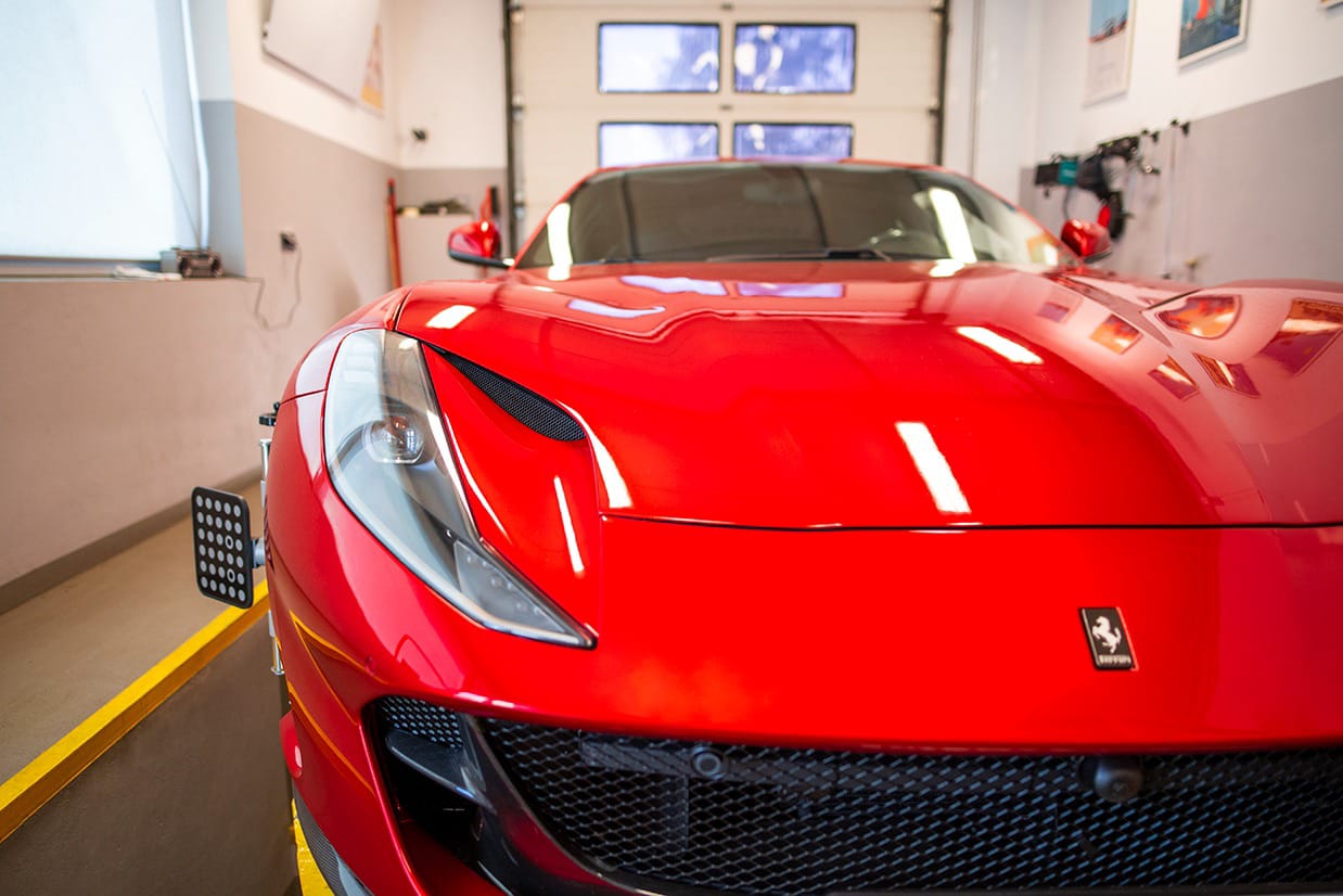 Ferrari na stanowisku geometrii kół w 3.2.1. w Warszawie