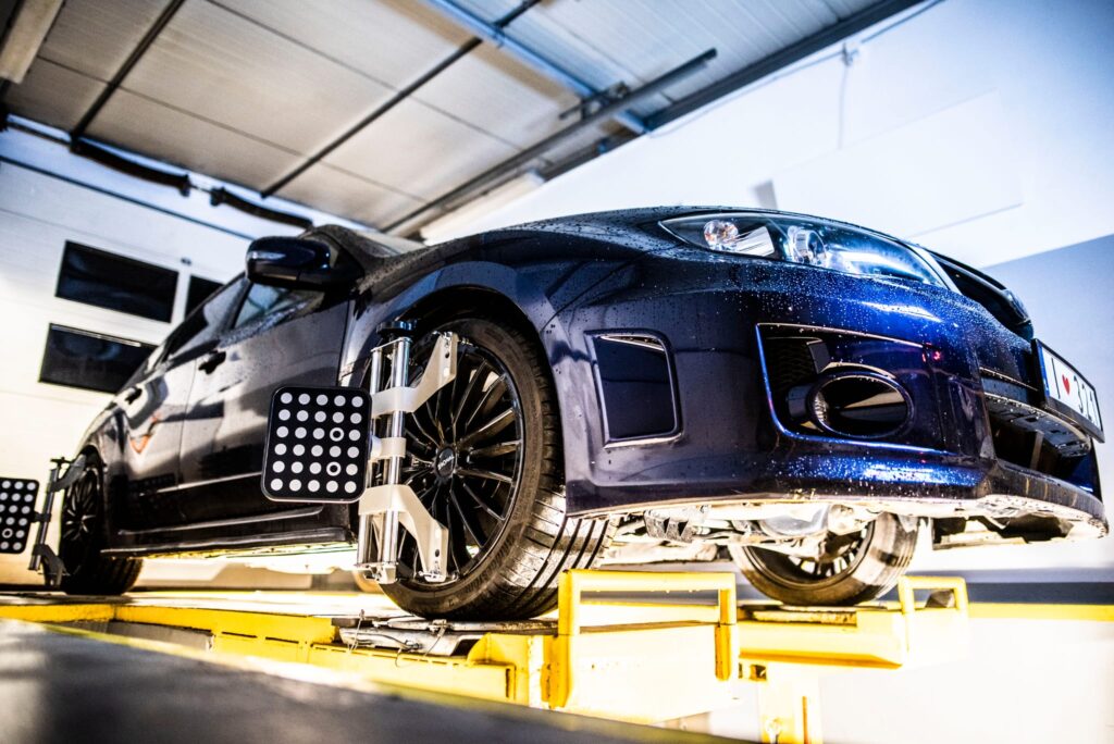 Koło Subaru podczas pomiaru ustawienia kół w 3.2.1.