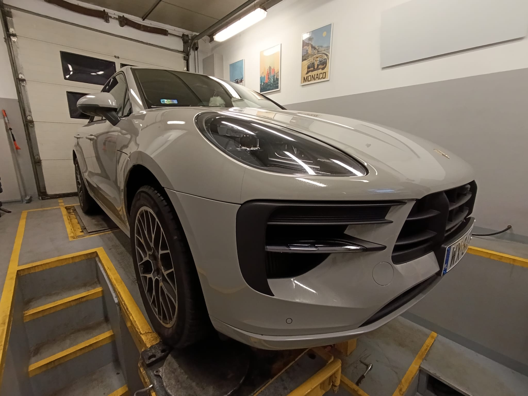 Porsche na stanowisku geometrii kół w 3.2.1.