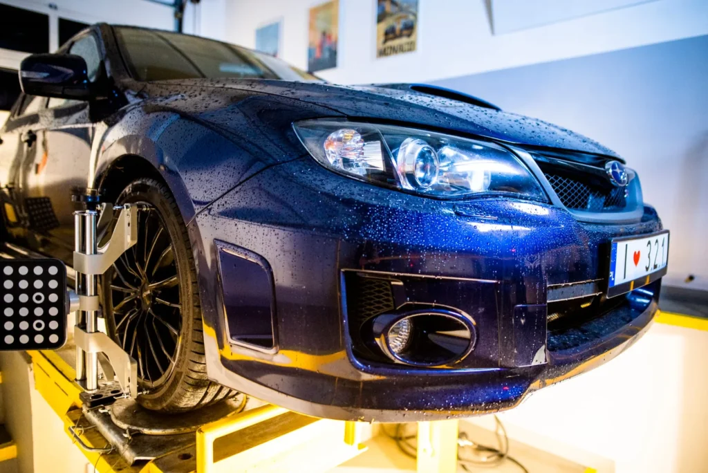 Subaru podczas pomiaru geometrii kół w 3.2.1.