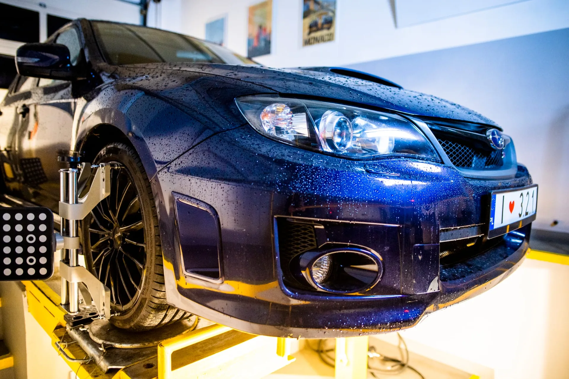Auto ściąga w prawo lub lewo – czy przyczyną jest geometria kół?