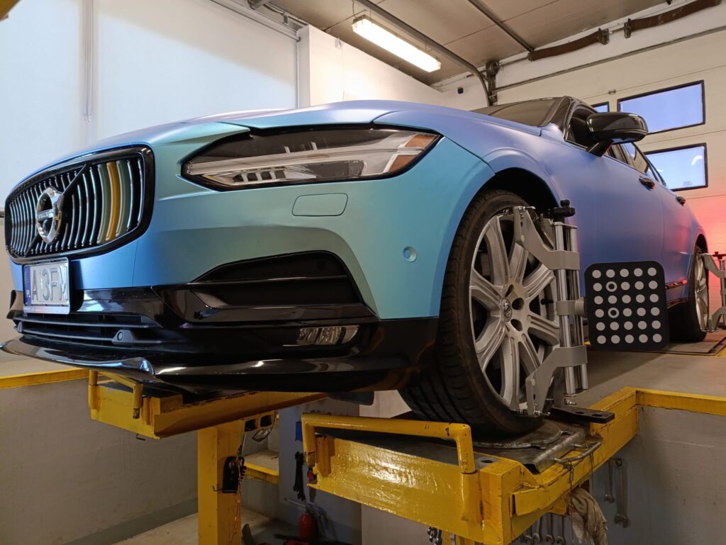 Volvo podczas pomiaru geometrii kół