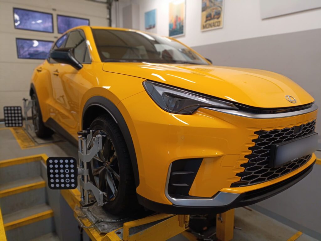 Volvo na stanowisku podczas pomiaru ustawienia kół w 3.2.1.